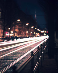 Schneller Verkehr bei Nacht auf Straße in Stadt Langzeitbelichtung