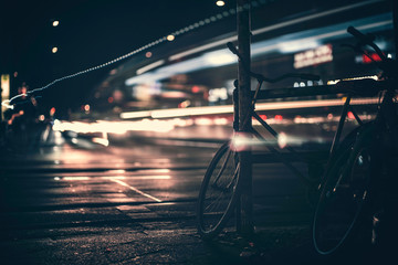 Langzeitbelichtung von Verkehr Nachts mit Fahrrad am Straßenrand 