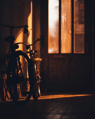 Fahrräder im Hausflur bei Nacht Licht scheint von Laterne