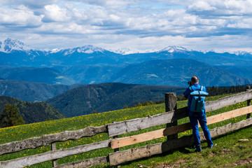 Fototapeta na wymiar Fotograf macht ein Landschaftsfoto von den Dolomiten