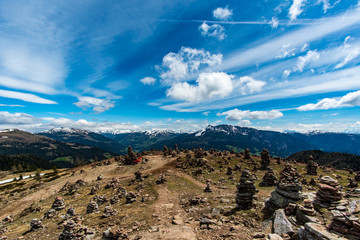 Auf dem Berg bei den stoanernen mandln in Südtirol mit einer hervorragenden Aussicht auf die Berge und einem wunderschönen blauen Himmel