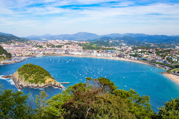 Fototapeta premium panorama i krajobraz plaży muszli w san sebastian, donostia, hiszpania