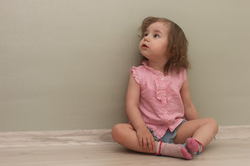 Naklejka premium Young kid playing on a floor in a room