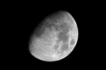 Naklejka premium Przybywający gibbous Zbliżenie fazy księżyca, odizolowane w czarnej przestrzeni.