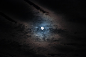 Obraz na płótnie Canvas 雲に囲まれた満月。月光に輝く雲。s01