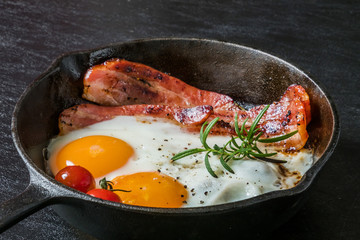 スキレットで厚切りベーコンエッグ　 Bacon and eggs and iron fry pan