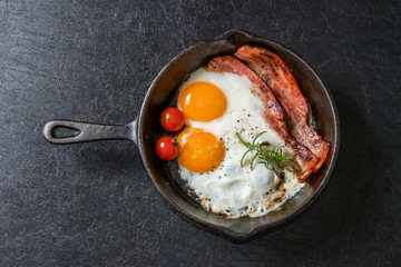スキレットで厚切りベーコンエッグ　 Bacon and eggs and iron fry pan