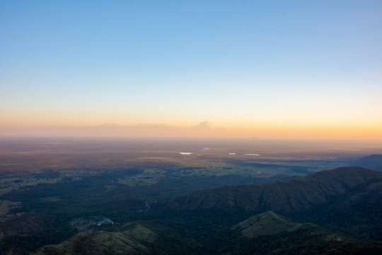 Vista panor&acirc;mica de cima da chapada ao entardecer no por do sol