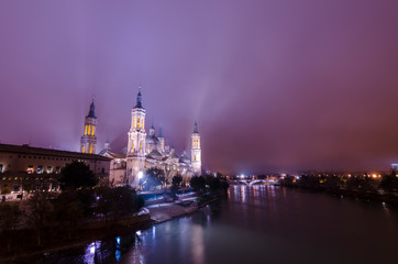 Fototapeta premium Night view of the Basilica of Our Lady of the Pillar, Zaragoza, Spain.
