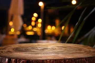 Fotobehang achtergrond van houten tafel voor abstracte wazige restaurantverlichting © tomertu
