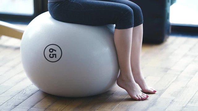 バランスボールに乗る女性