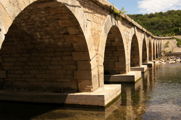 Fototapeta na wymiar Pont du moulin enjambant la Cèze