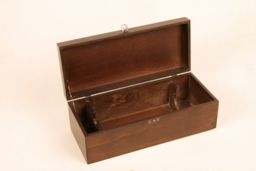Satin or silk boxes made of wood, leather, velvet, etc. to put prizes or gifts.