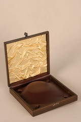Satin or silk boxes made of wood, leather, velvet, etc. to put prizes or gifts.
