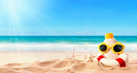 Fototapeta na wymiar Sunblock Bottle on the tropical beach and sunshine