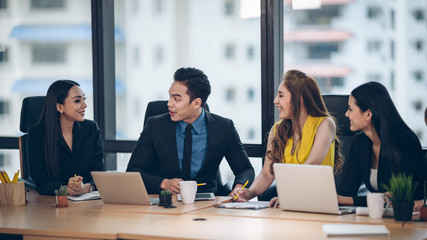 Obraz premium group of employed to sit at the table to discuss the content in the next meeting with customers