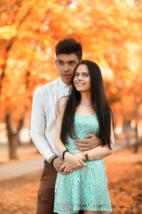 Obraz premium Young couple on a walk in autumn park