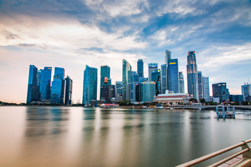 Naklejka premium SINGAPUR, SINGAPUR - MARZEC 2019: Wieżowce w centrum miasta nad zatoką Marina Bay w Singapurze
