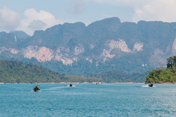Obraz premium Ratchaprapa Dam or Cheow Larn Lake, Khao Sok national parks is one of the most beautiful locations in Thailand