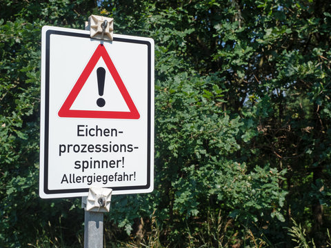 Warnung - Gefahr - Hinweisschild vor Eichenwald