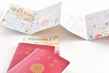 海外旅行イメージ　パスポートと地図
