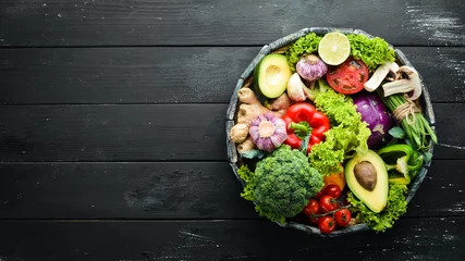 Foto op Plexiglas Fresh vegetables in a wooden box. Vegetarian food. Top view. Free space for your text. © Yaruniv-Studio