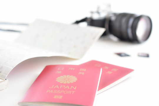 海外旅行イメージ　パスポート、地図とカメラ
