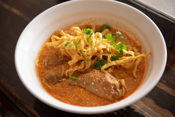 Khao Soi is a food of the northern region of Thailand, with sweet and fragrant coconut milk.