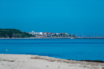 Obraz premium Kuehlungsborn village and harbour seen across the ocean