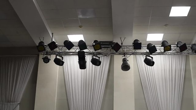 Theatrical lighting mounted on the wall creates a muffled light.Stage lighting is fixed on the ceiling to illuminate objects, light rays and colored light 