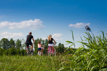 Rodzina na wycieczce rowerowej 