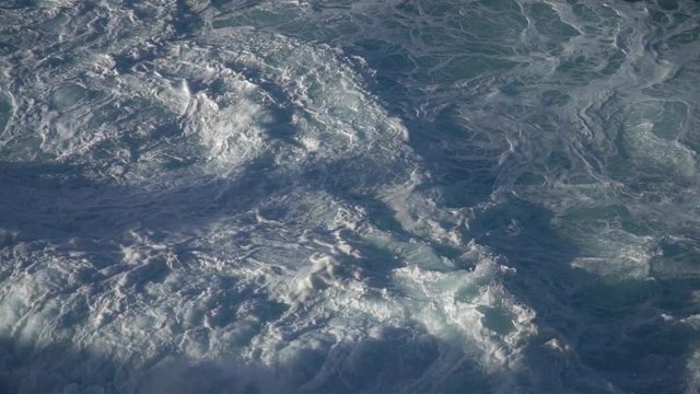 打ち寄せる波と泡立つ海面のスローモーション 2