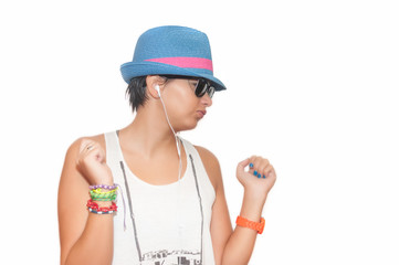 Chica joven con auriculares para escuchar música en el fondo blanco
