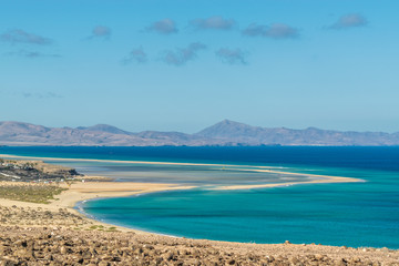 Playa paradisíaca de Fuerteventura de aguas turquesas y claras