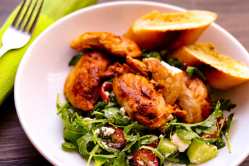 Rucola mit Tomaten, Fetakäse, gebratenem Hähnchen und Kräuterbrot