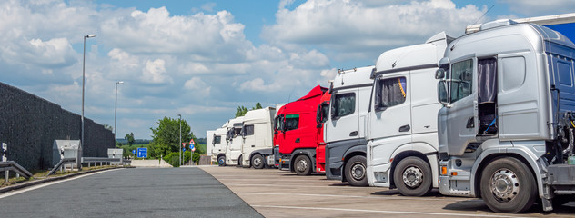 Logistik LKW auf dem Rastplatz Autobahn