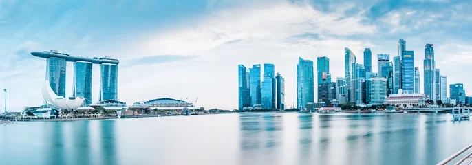 Tuinposter SINGAPORE, SINGAPORE - MAART 2019: Levendige panorama-achtergrond van de skyline van Singapore aan de zakelijke baai © Melinda Nagy