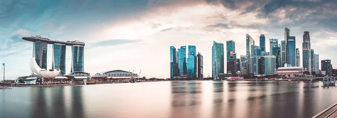 Fotobehang SINGAPORE, SINGAPORE - MARCH 2019: Vibrant panorama background of Singapore skyline at the business bay © Melinda Nagy