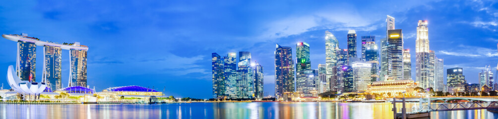 SINGAPORE, SINGAPORE - MARCH 2019: Vibrant panorama background of Singapore skyline at the business bay - obrazy, fototapety, plakaty