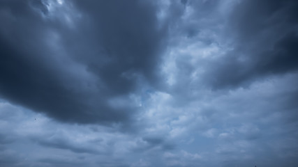 Obraz premium Strom & rainy cloud sky