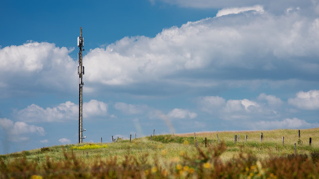 Sendemast auf einem Feld