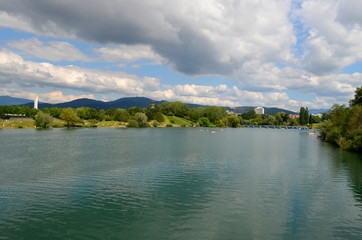 Seepark in Freiburg unter Wolkenhimmel