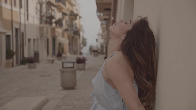 ragazza in vacanze al mare di italia