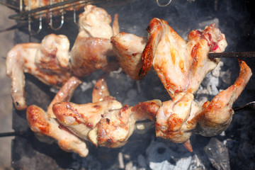barbecue grill chicken wings.