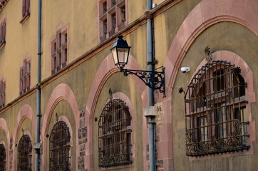 Obraz premium Nostalgische Laterne an einer Kirchenfassade in Colmar
