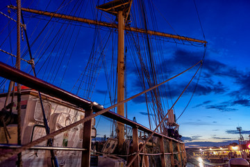 Obraz premium masts and rigging of cruise ship