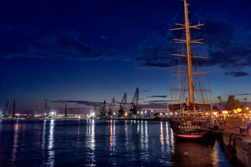 Fototapeta na wymiar yachts in the marina at night
