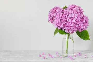 Rolgordijnen Stilleven met een mooie roze hortensia bloemen op witte houten tafel met kopieerruimte. bruiloft achtergrond © samael334