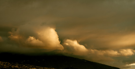 Obraz na płótnie Canvas big dynamic storm clouds at sunset