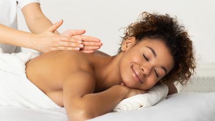 Obraz na płótnie Canvas Skin Care. Afro Woman Enjoying Relaxing Back Massage